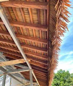 Thi công Mái lá nhân tạo dùng màng chống thấm